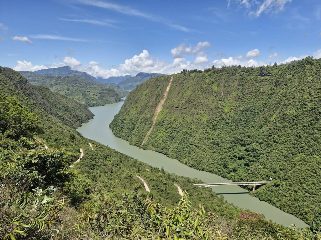 Imagen actual: Foto paronímica del rio en el Guavio