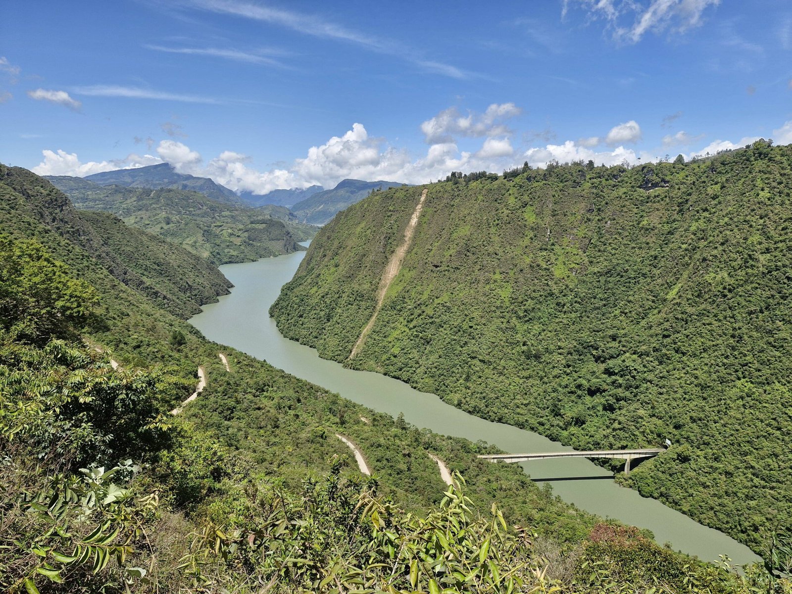 Foto paronímica del rio en el Guavio