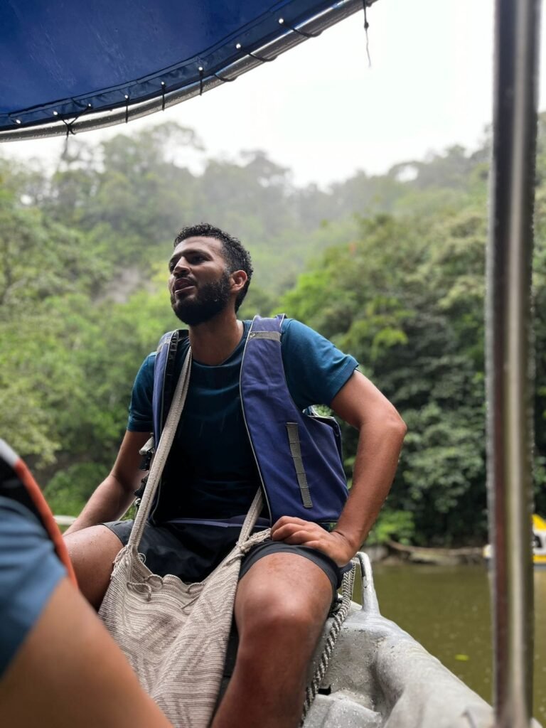 guia de tour en lancha de avistamiento de Ballenas