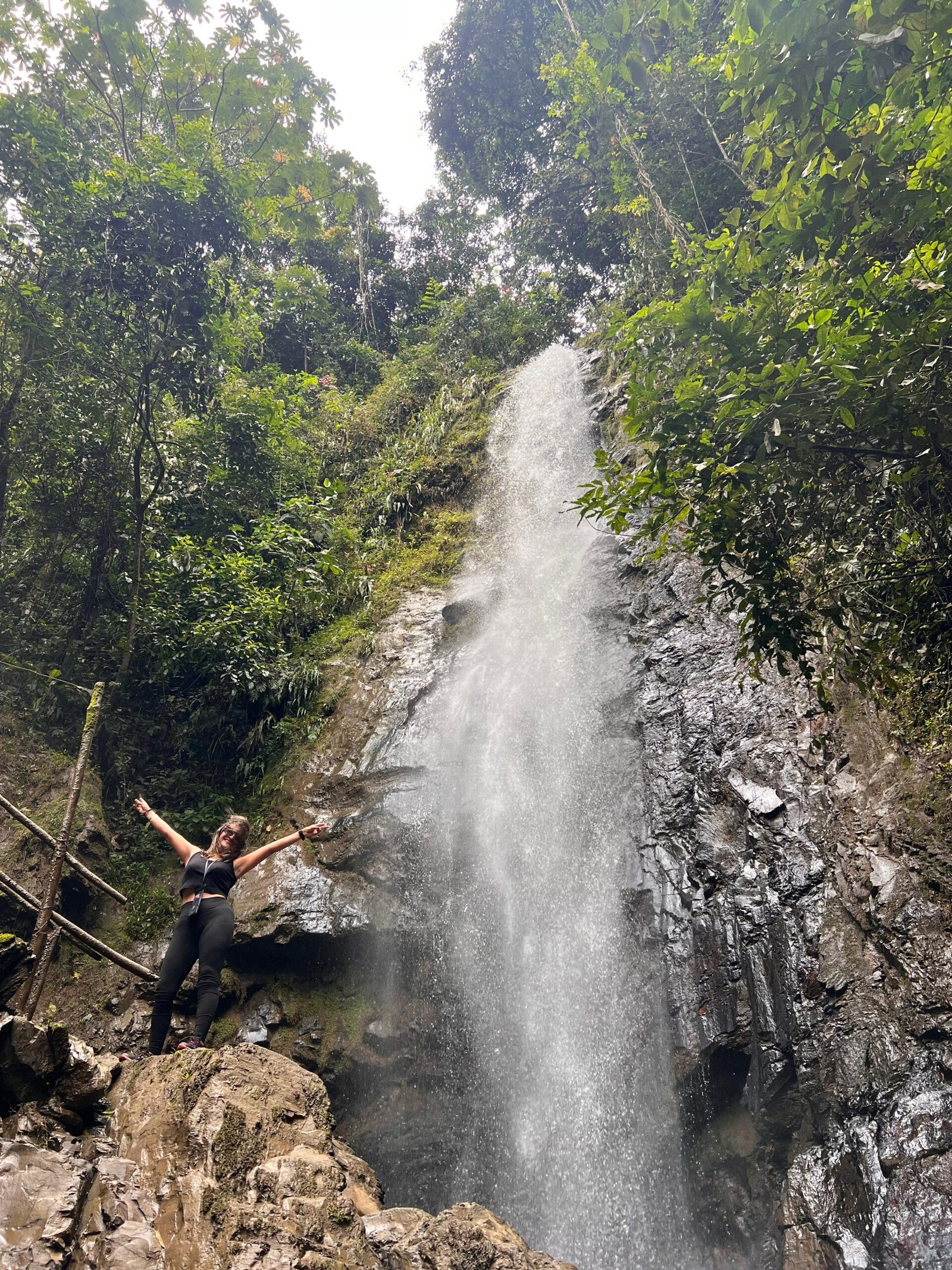 imagren de cascada en la pasadia del Chupal con mujer con los brazos abiertos
