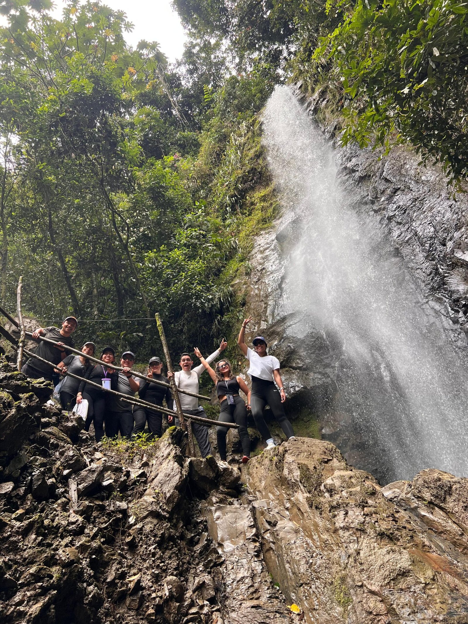 foto tomada desde abajo en la cascada del chupal
