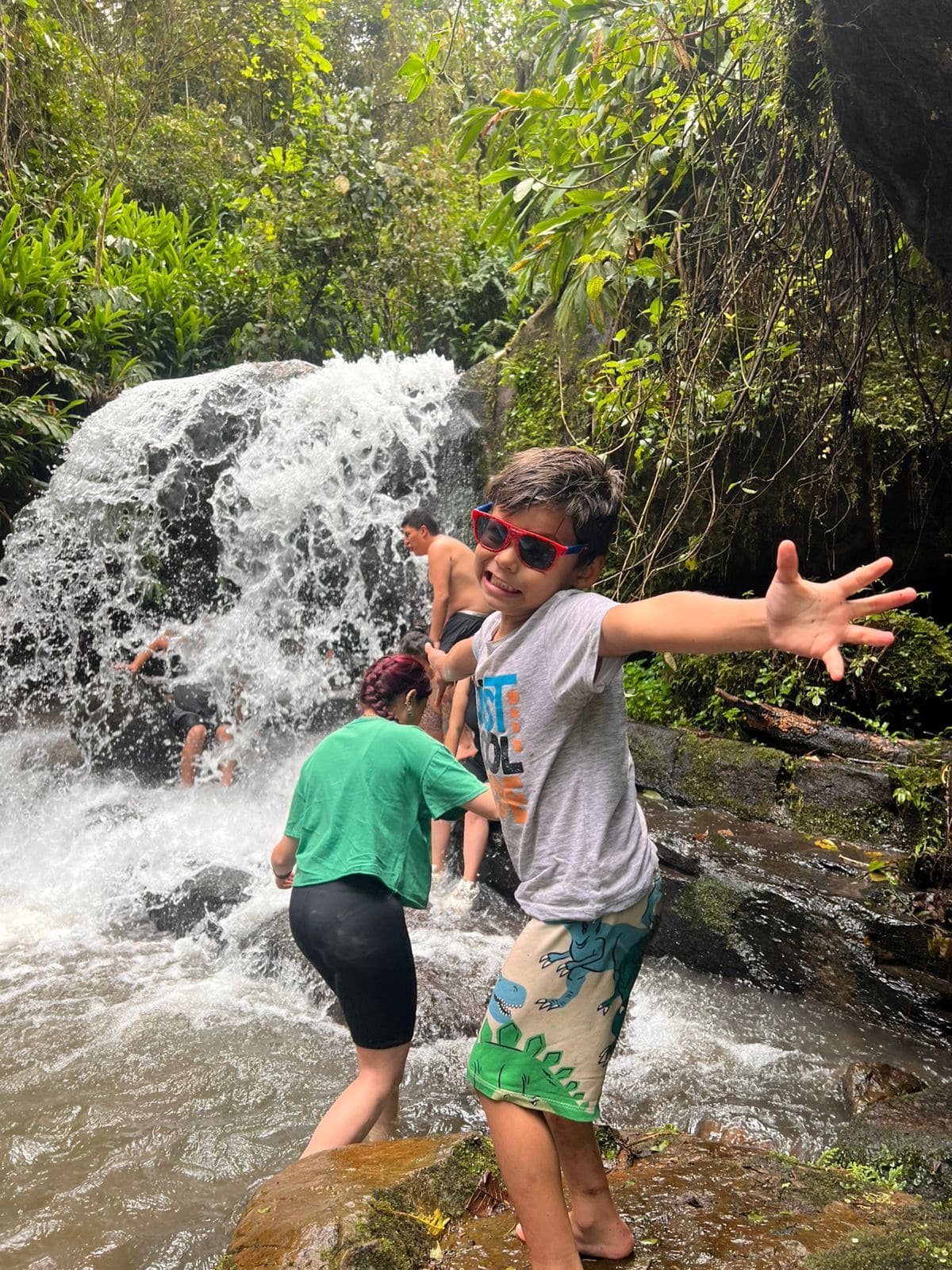 foto de niño feliz en pasada día en rio de el pasadia en la ruta del tambo
