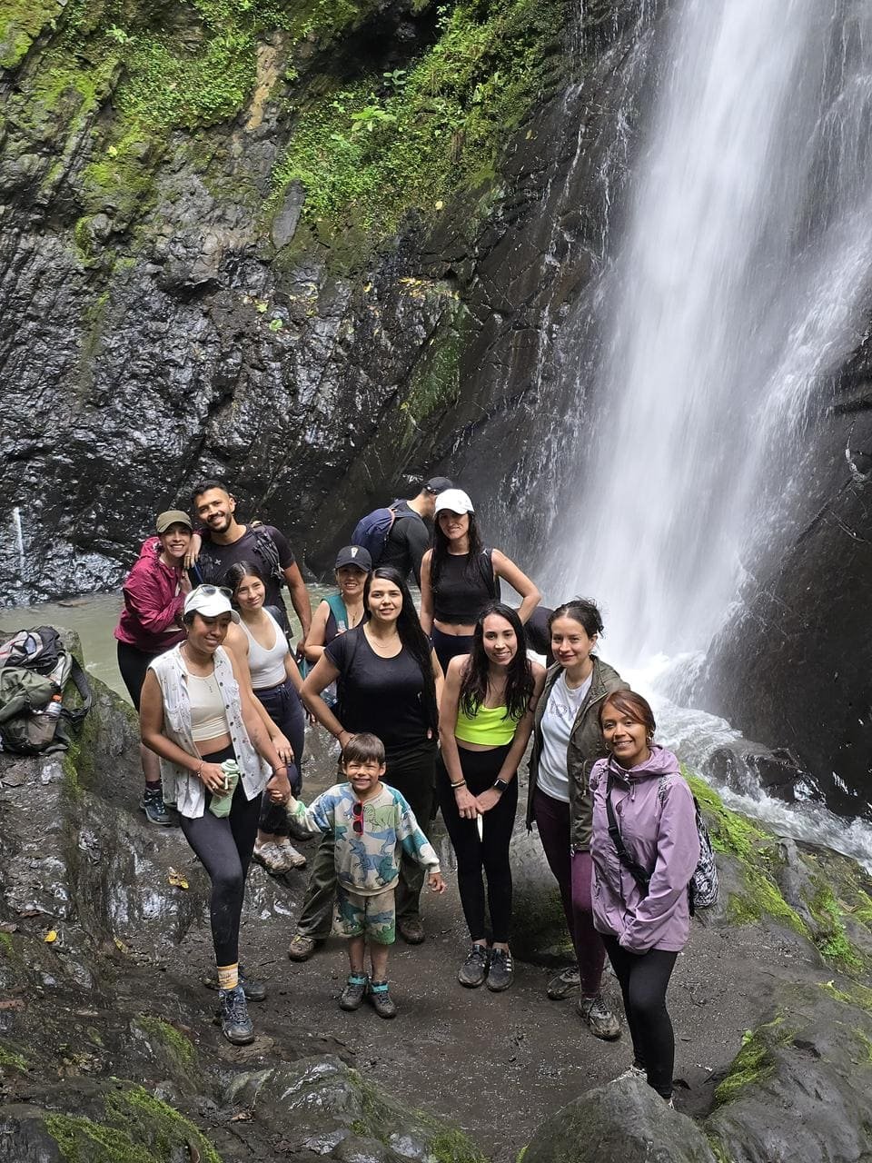 foto de un grupo en la cascada del tambo