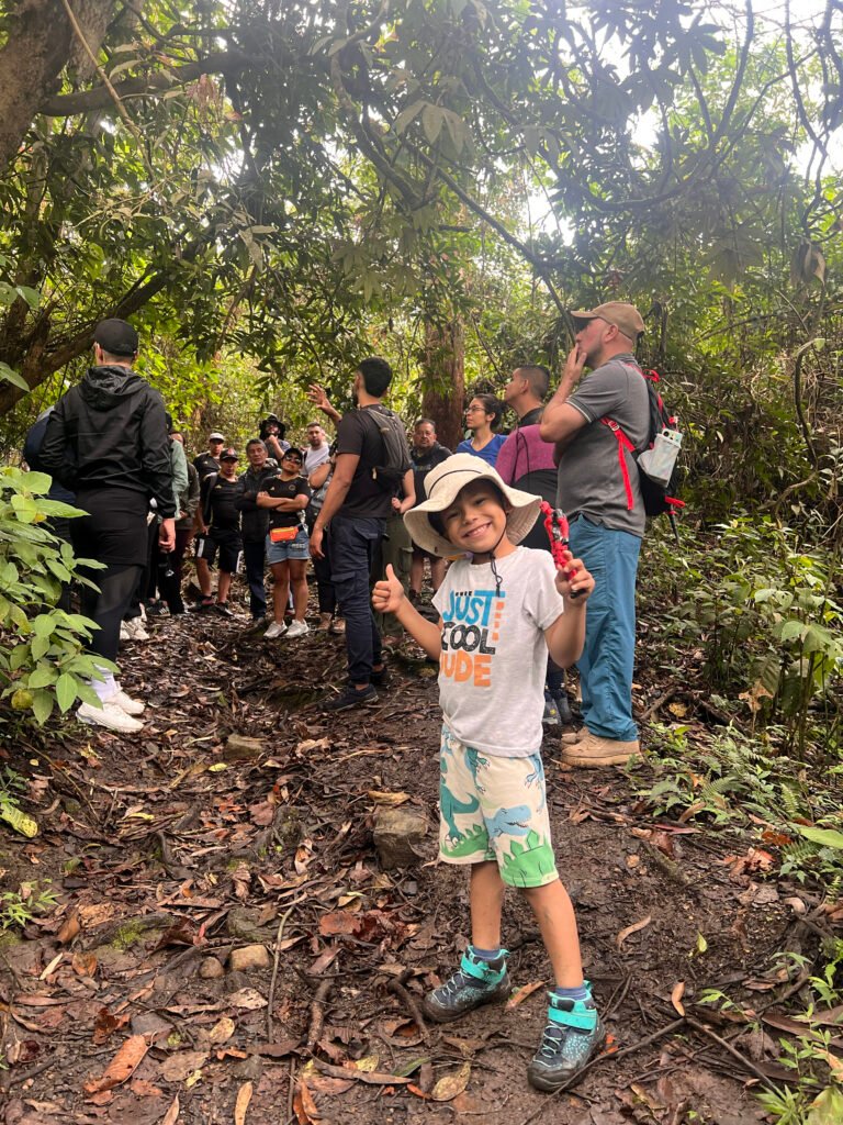 grupo de personas mirando un árbol mientras el guía habla en pasadia tambo