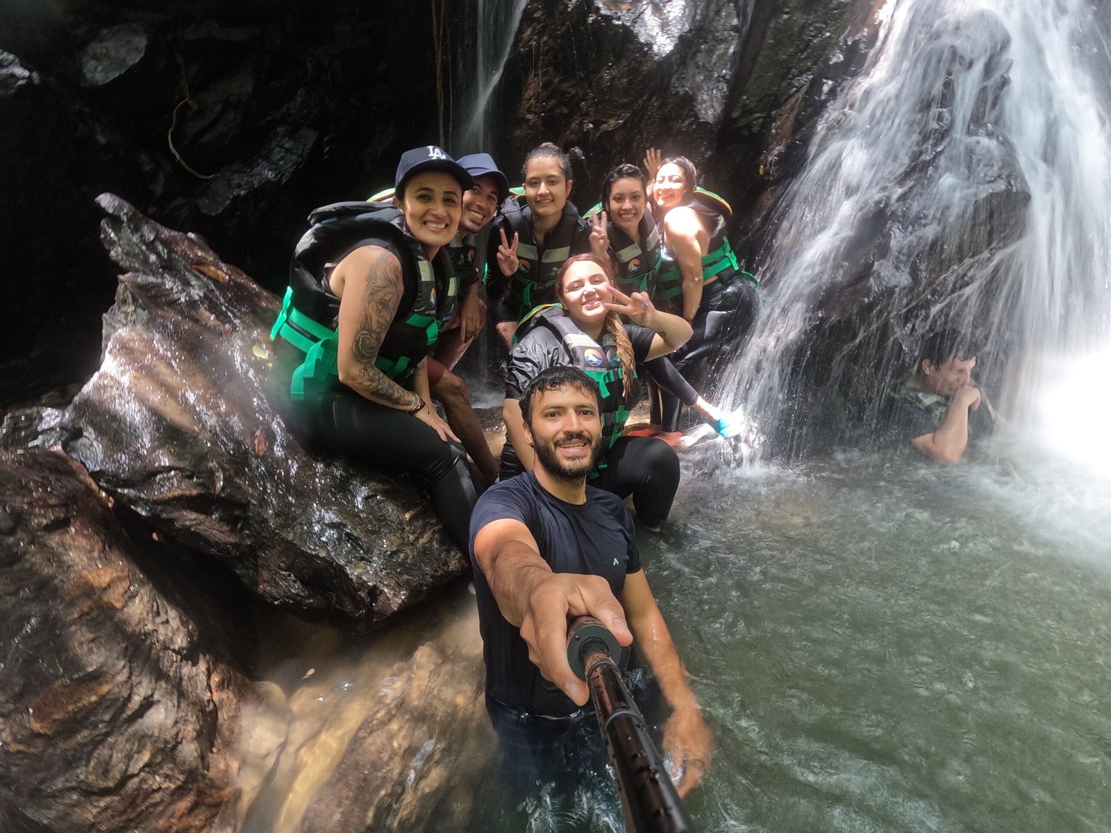 foto de un grupo nadando en el rio del chupal